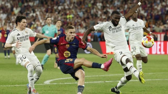 Fermín López intenta un disparo contra el Real Madrid, mientras le defiende Rudiger