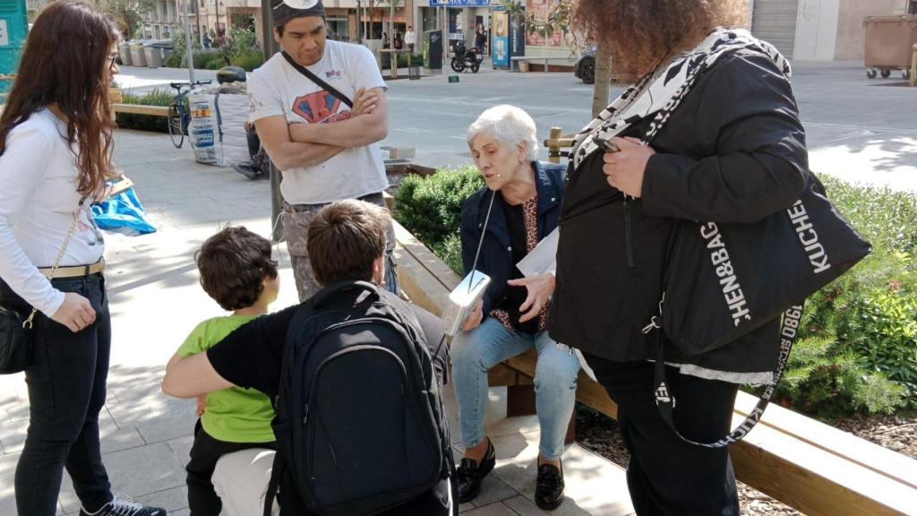 Una mujer con un transistor