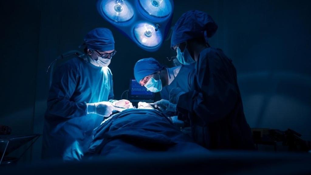 Varios profesionales sanitarios en un quirófano