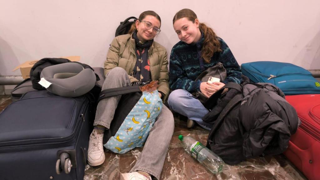 Las hermanas Diana y Sara Castillo, procedentes de México, esperan en Sants a que salga su tren destino Madrid.