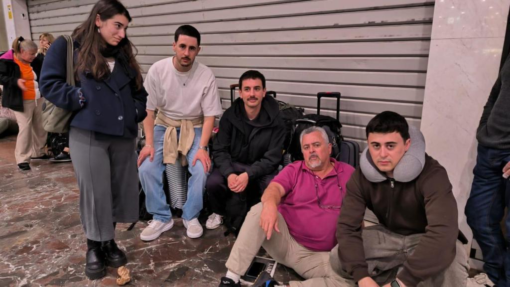 La familia de Juan espera en Sants a que su tren salga para Sevilla.