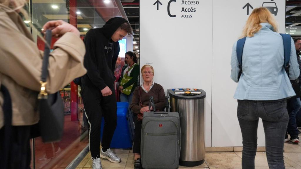 Usuarios esperando en la estación de Sants, la mañana después del apagón