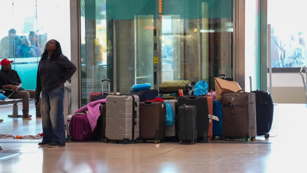 Maletas amontonadas en Sants, la mañana después del apagón