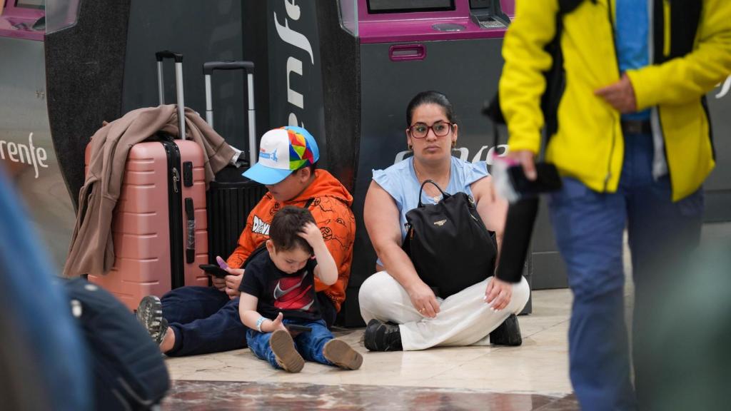 Gente esperando en la estación de Sants, la mañana después del apagón