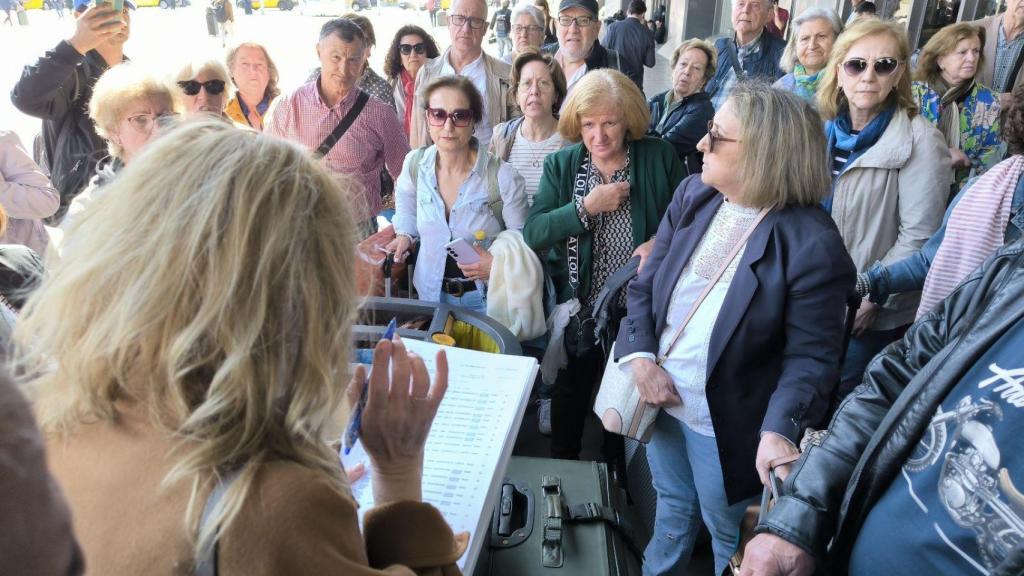 Un grupo del Imserso se quedó desamparado en la estación de Barcelona-Sants a las cuatro de la mañana.