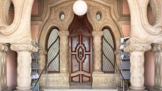 La casa modernista a media hora de Barcelona convertida en un refugio climático