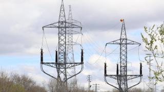 Imagen de archivo de dos postes eléctricos