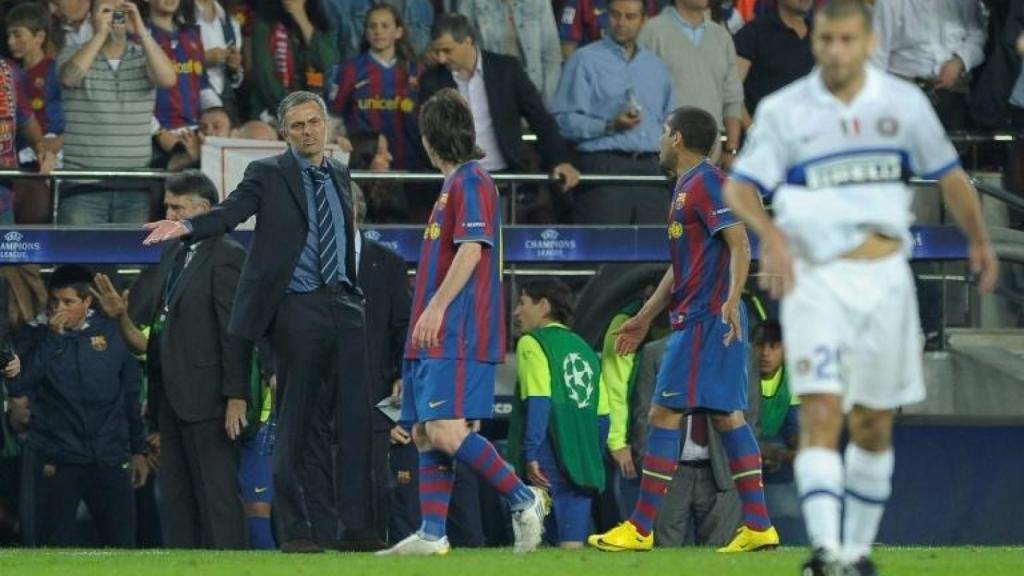 Mourinho se dirige a Messi durante la fatídica noche de los aspersores