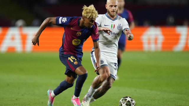 Lamine Yamal supera a Dimarco en el Barça-Inter