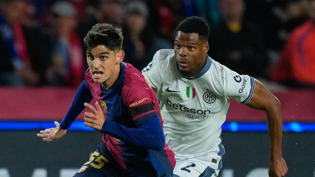 Gerard Martín lluita per una pilota contra Dumfries al Barça-Inter