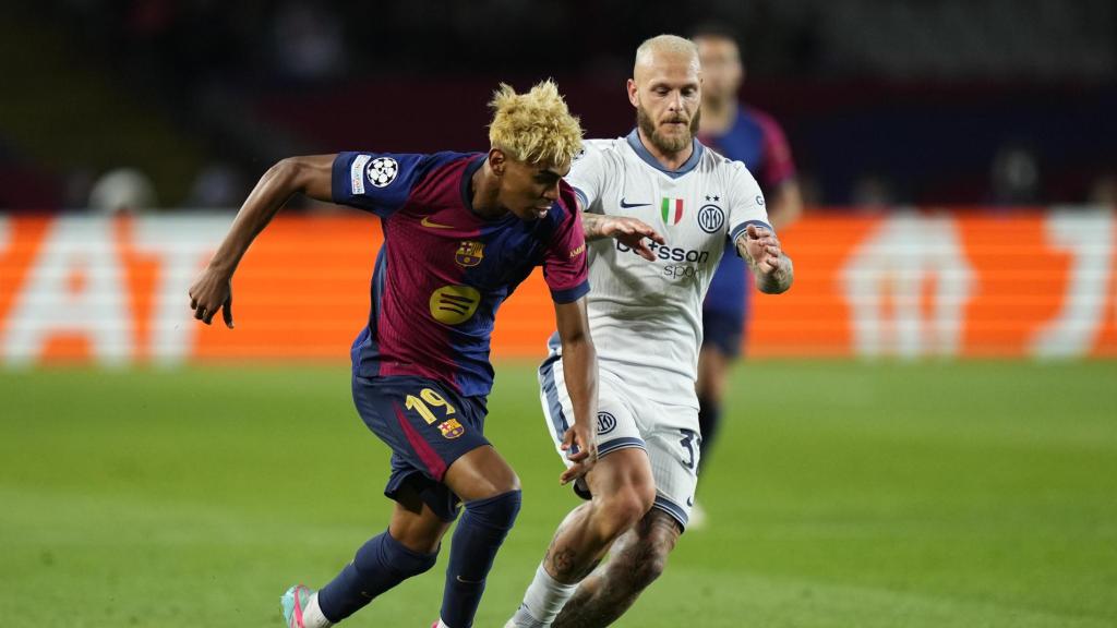 Lamine Yamal supera a Dimarco en el Barça-Inter