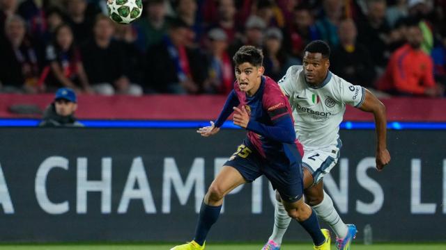 Gerard Martín pelea por un balón contra Dumfries en el Barça-Inter