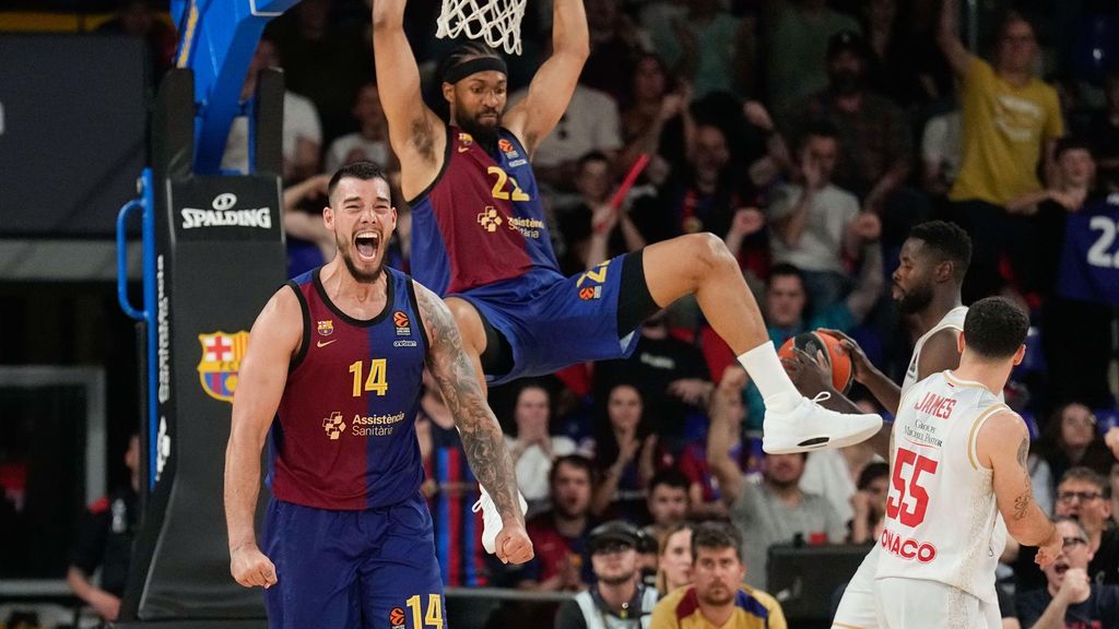 Willy Hernangómez i Jabari Parker celebren una cistella del Barça de bàsquet
