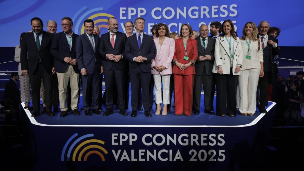 El presidente del Partido Popular, Alberto Núñez Feijóo (c), el presidente del Partido Popular Europeo, Manfred Weber (4i), el presidente de la Junta de Andalucía, Juanma Moreno (3i), la secretaria general del PPE, Dolors Montserrat (5d), la diputada popular Cuca Gamarra (4d) y el portavoz del PP en el Congreso, Miguel Tellado (3d), entre otros, posan en el marco de la segunda jornada del congreso del Partido Popular Europeo en Valencia, este miércoles