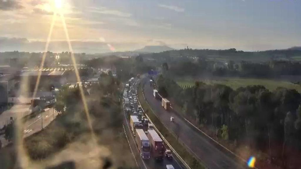 Una furgoneta provoca el cierre de carriles en la AP-7 y retenciones de cuatro kilómetros.