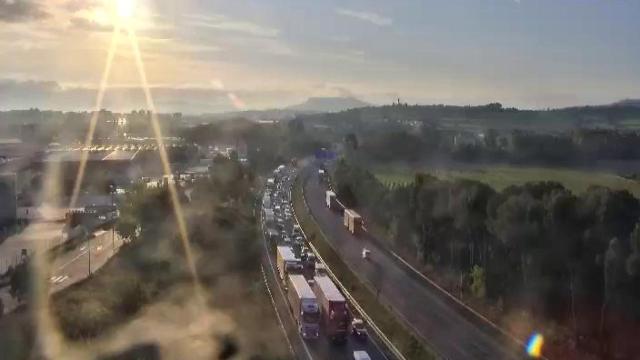 Una furgoneta provoca el cierre de carriles en la AP-7 y retenciones de cuatro kilómetros.