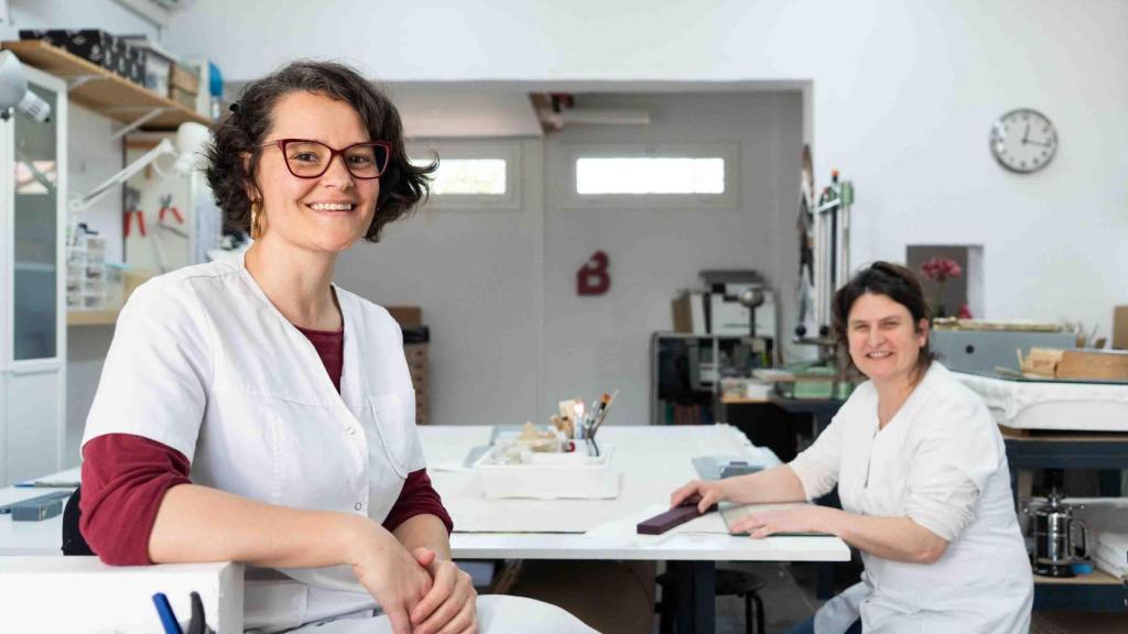 Berta Blasi y Núria Berenguer, dos de las restauradoras de Tiana que trabajan en la recuperación de planos estropeados durante la DANA de València