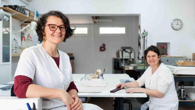 Berta Blasi y Núria Berenguer, dos de las restauradoras de Tiana que trabajan en la recuperación de planos estropeados durante la DANA de València