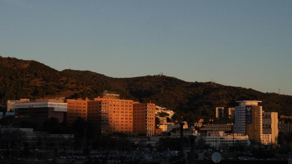 El Hospital Vall d'Hebron de Barcelona, en el crepúsculo