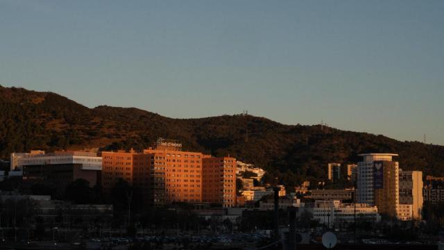 El Hospital Vall d'Hebron de Barcelona, en el crepúsculo
