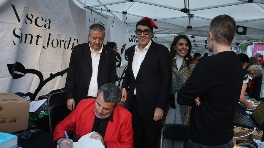 Tatxo Benet y su 'barretina', con Xavier Sala-i-Martin por Sant Jordi