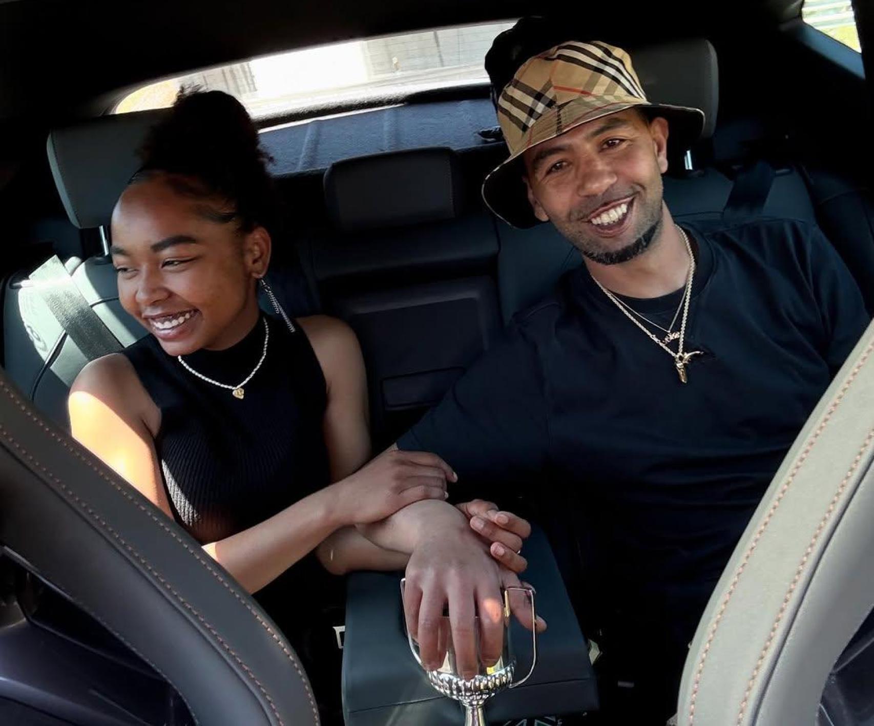 Mounir Nasraoui, sonríe feliz con su pareja y el trofeo de la Copa del Rey