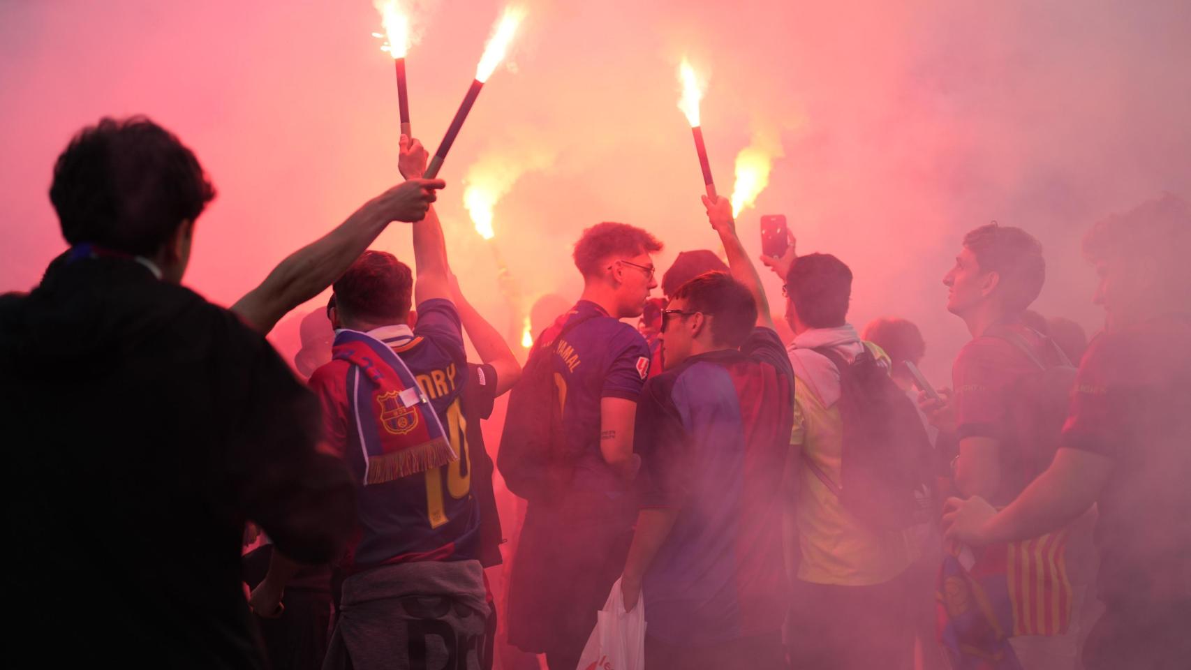 Los aficionados culés antes del Barça-Inter en los jardines de Montjuïc