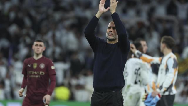 Pep Guardiola aplaude a los aficionados del Manchester City después de perder contra el Real Madrid