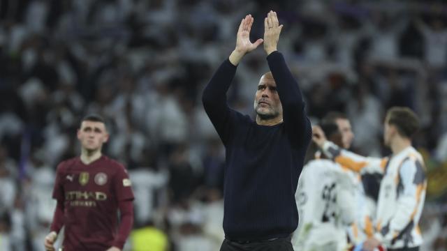 Pep Guardiola aplaude a los aficionados del Manchester City después de perder contra el Real Madrid