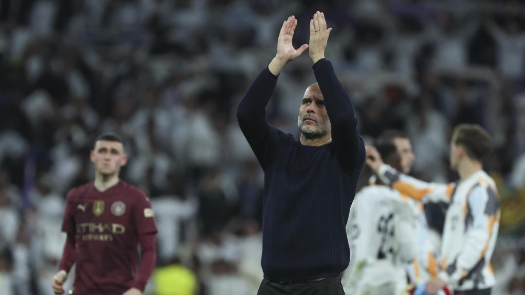 Pep Guardiola aplaude a los aficionados del Manchester City después de perder contra el Real Madrid