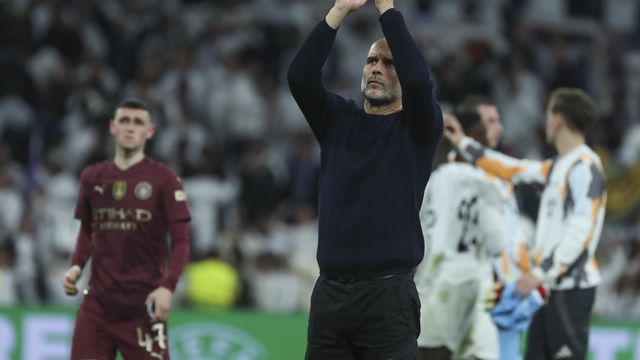 Pep Guardiola aplaude a los aficionados del Manchester City después de perder contra el Real Madrid