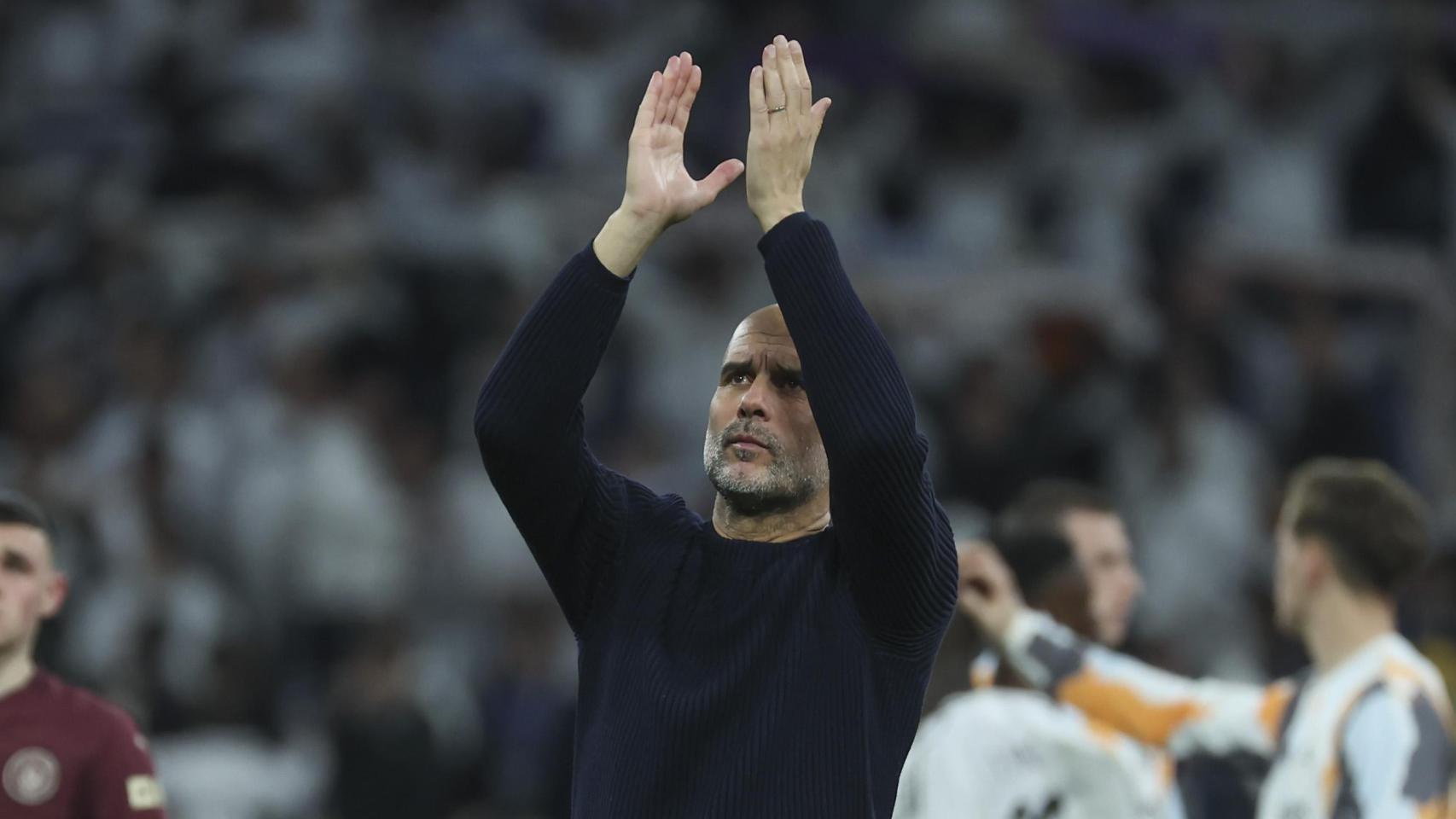 Pep Guardiola aplaude a los aficionados del Manchester City después de perder contra el Real Madrid