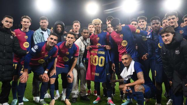 Los jugadroes del Barça celebran los 100 partidos de Lamine Yamal con el primer equipo, después de empatar contra el Inter de Milán