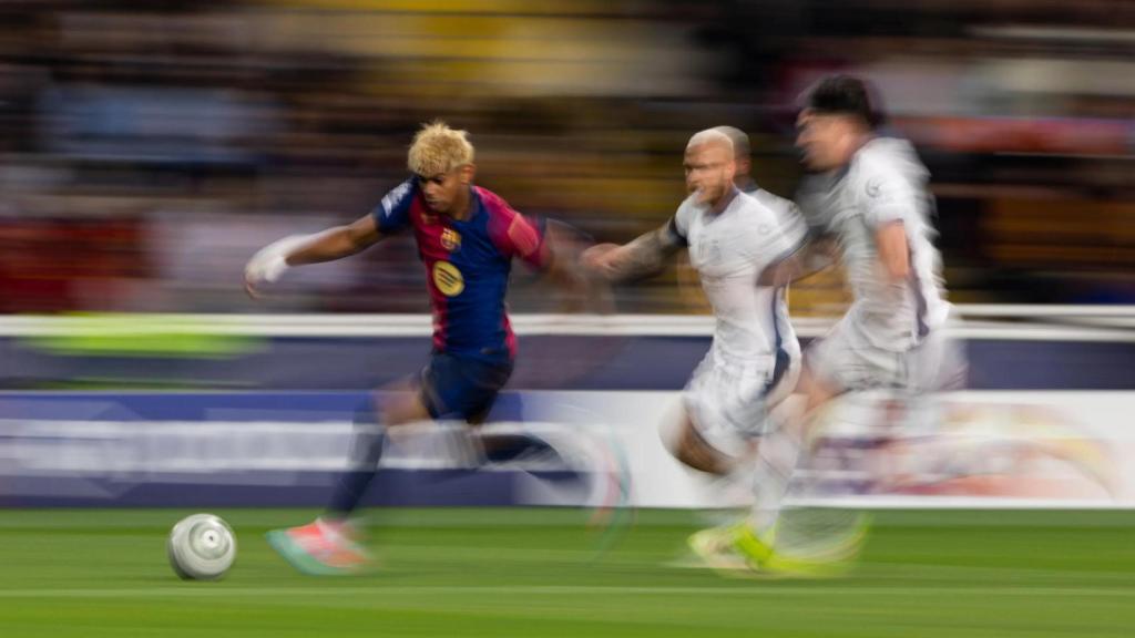 Lamine Yamal supera a dos jugadores del Inter de Milán