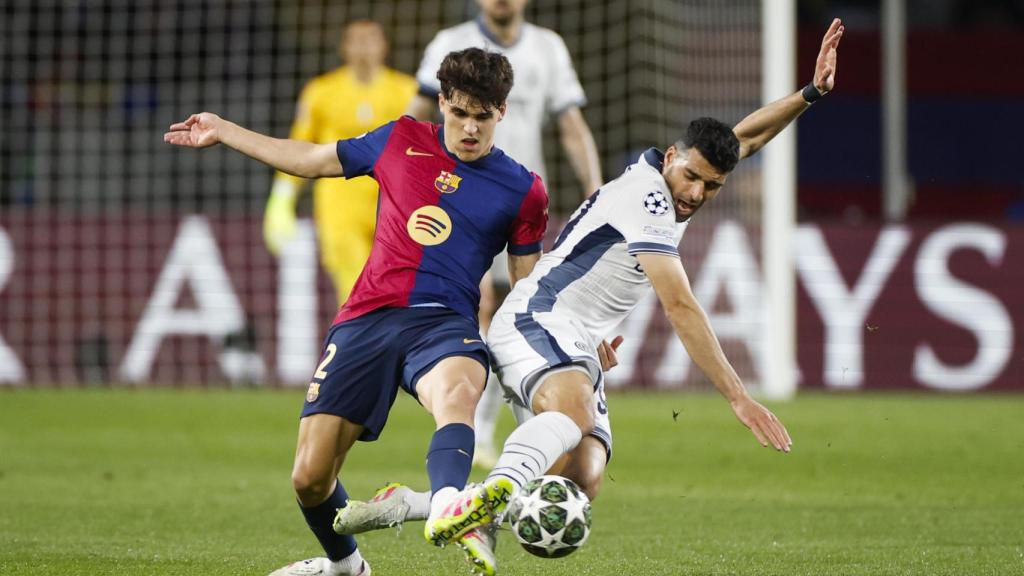 Pau Cubarsí pelea por el balón con Mehdi Taremi en el Barça-Inter de Milán de Champions League