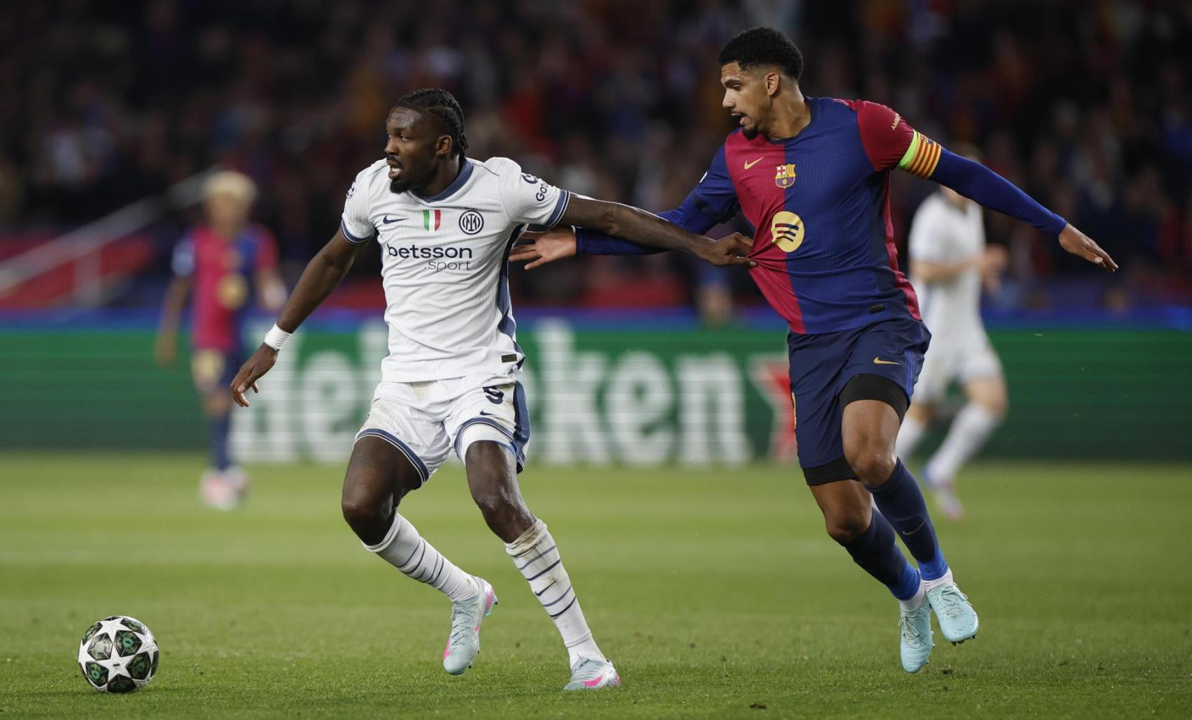 Ronald Araujo defiende a un jugador durante el Barça-Inter de Champions