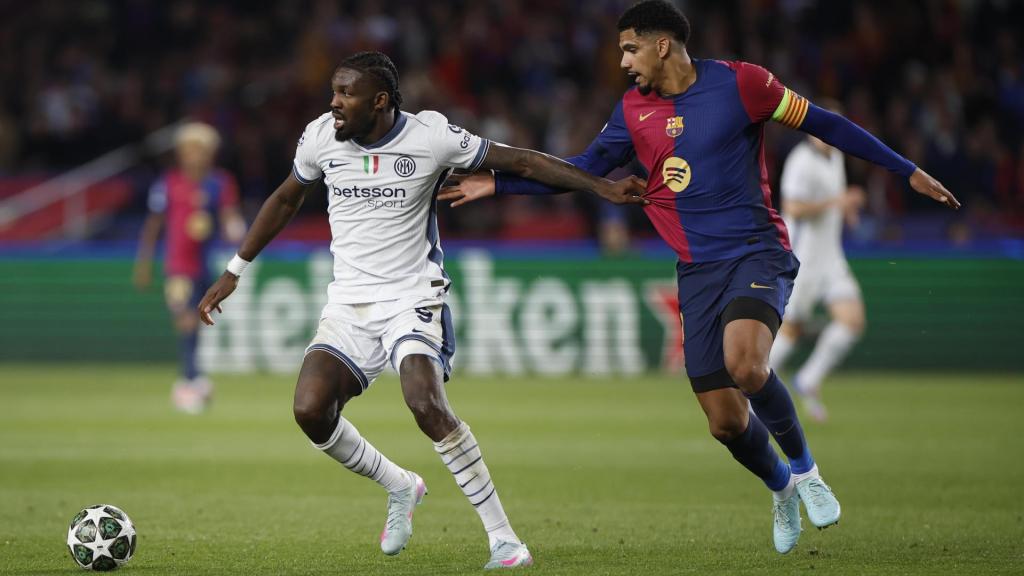 Ronald Araujo defiende a un jugador durante el Barça-Inter de Champions