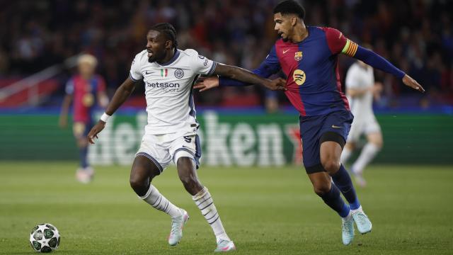 Ronald Araujo defiende a un jugador durante el Barça-Inter de Champions