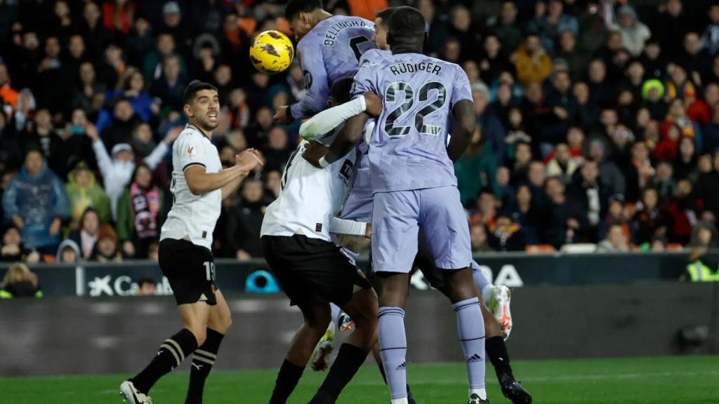 Jude Bellingham marca el polémico gol anulado por Jesús Gil Manzano en Mestalla