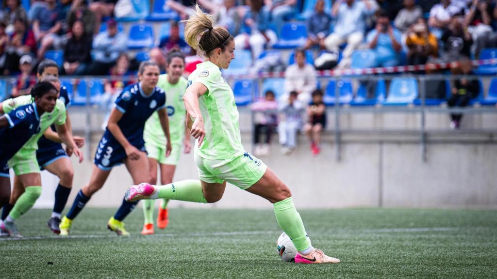 Alexia Putellas lanza un penalti en el Levante Badalona-Barça Femenino