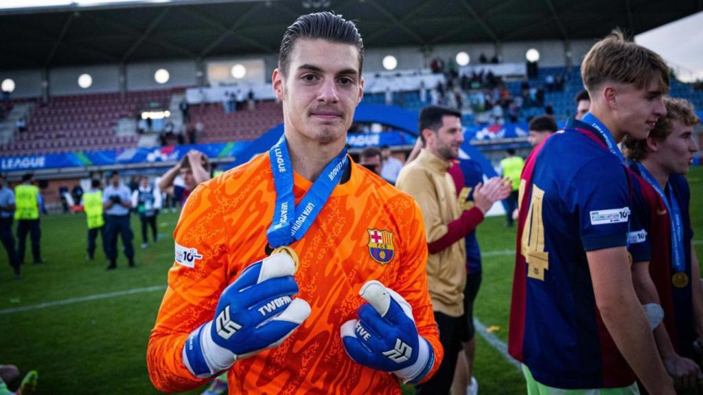 Áron Yaakobishvili luce la medalla de campeón de la Youth League con el Juvenil A del Barça