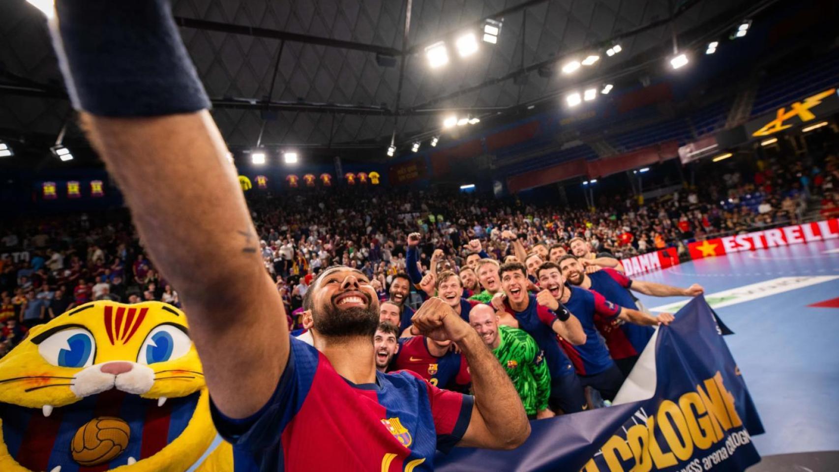 Los jugadores del Barça de balonmano y la mascota Cat celebran el pase a la Final Four de Colonia