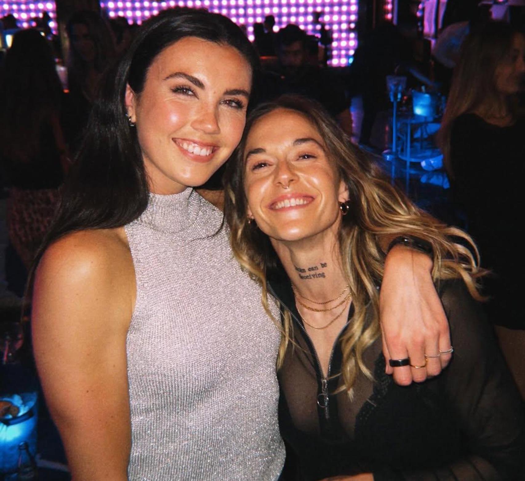 Ingrid Engen y Mapi León, de fiesta en una discoteca