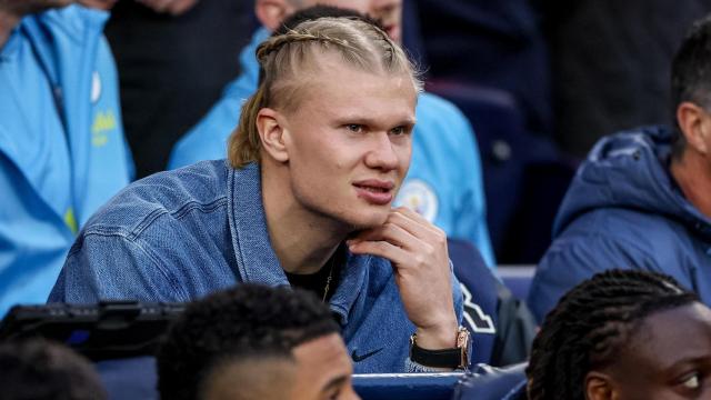Erling Haaland, en el banquillo durante el partido del Manchester City contra el Aston Villa