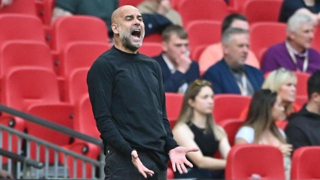 Pep Guadiola grita durante las semifinales de la FA Cup entre el Manchester City y el Nottingham Forest