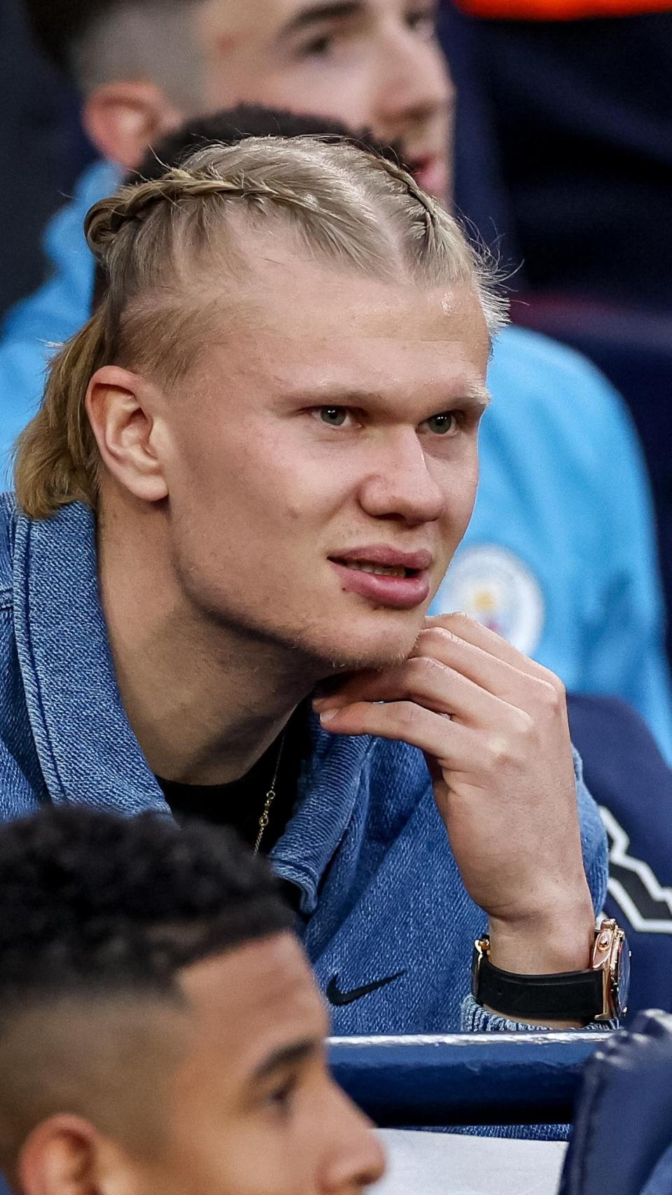Erling Haaland, a la banqueta durant el partit del Manchester City contra l'Aston Villa