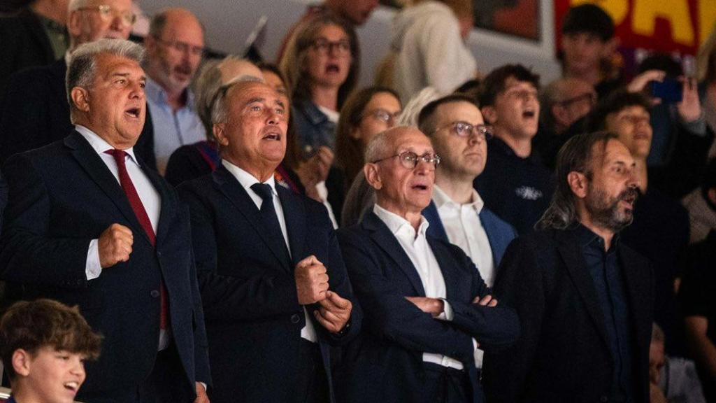 Joan Laporta, Rafa Yuste, Ferran Olivé y Miquel Camps en el Palau Blaugrana junto a Josep Cubells para apoyar al Barça de basket