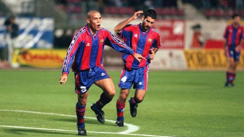 Ronaldo Nazario celebra un gol en el Barça con Pep Guardiola