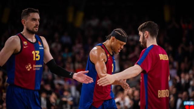 Tomas Satoransky, Justin Anderson y Darío Brizuela se felicitan durante el triunfo del Barça de basket contra el Mónaco