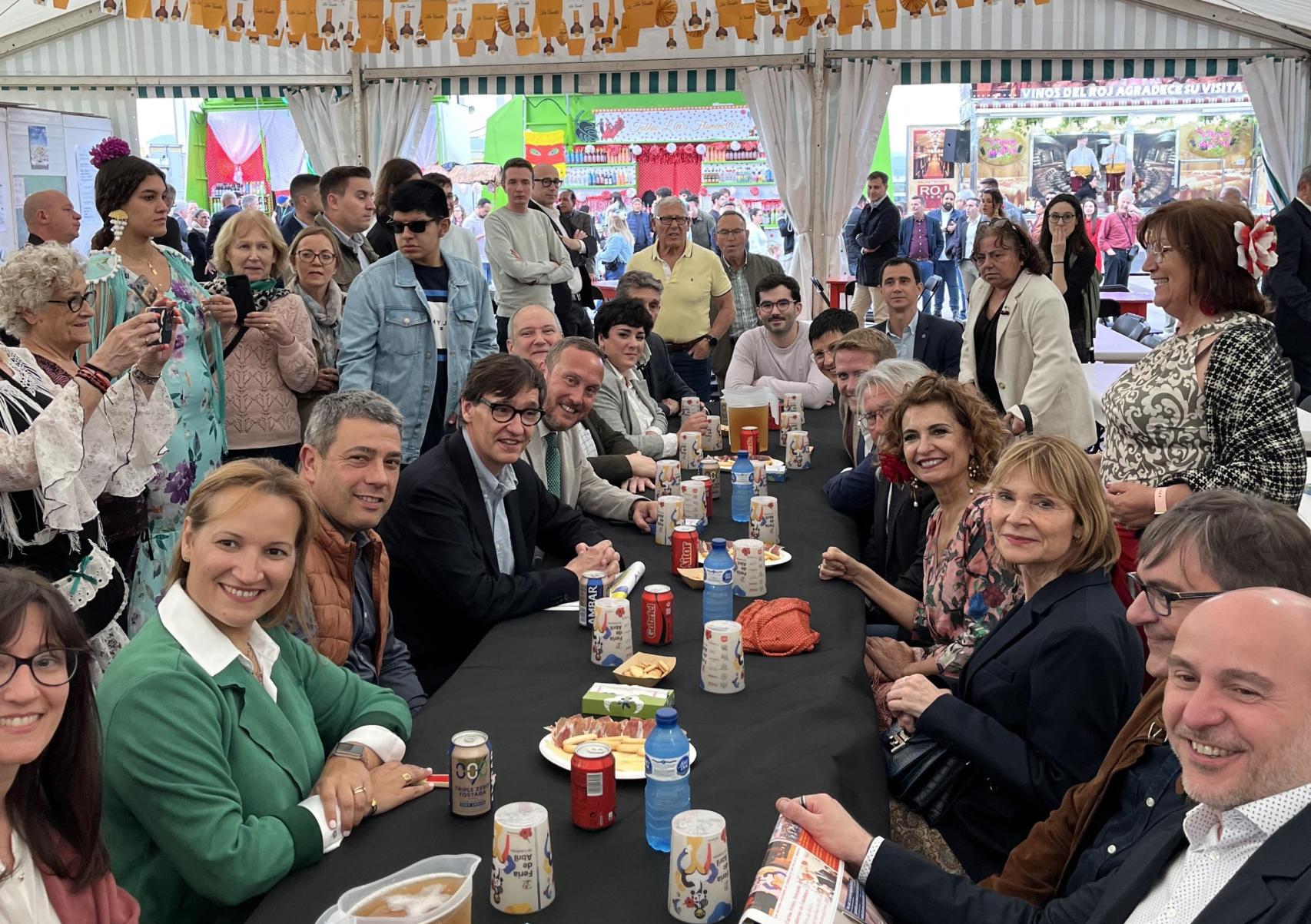 El 'president' Salvador Illa, la vicepresidenta primera del Gobierno, María Jesús Montero, y la presidenta de la Diputación de Barcelona, Lluïsa Moret, entre otras personalidades, disfrutan de la Feria de Abril en el Fórum